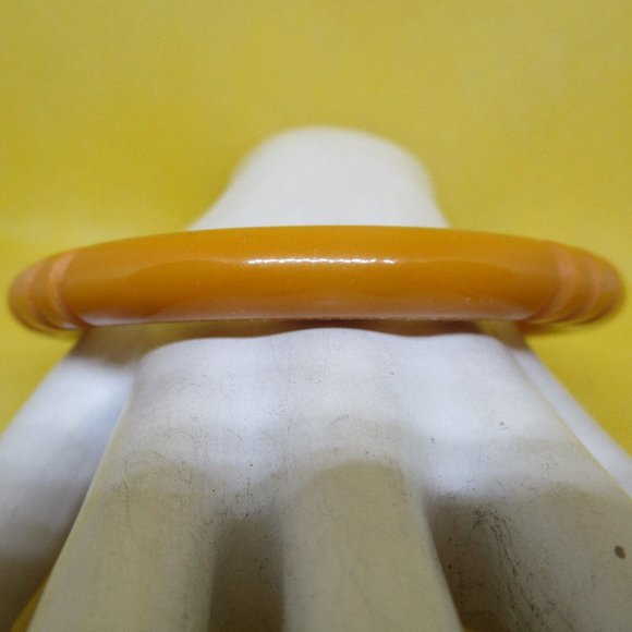 CARVED BUTTERSCOTCH BAKELITE Bangle Bracelet Never Worn Vtg. 1940s Thick Carved - Picture 8 of 10